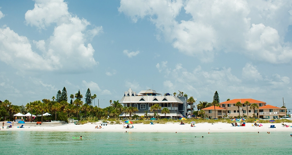 Blick vom Meer auf den Strand und das mehrstöckige Hurricane Seafood Restaurant in St. Pete Beach.