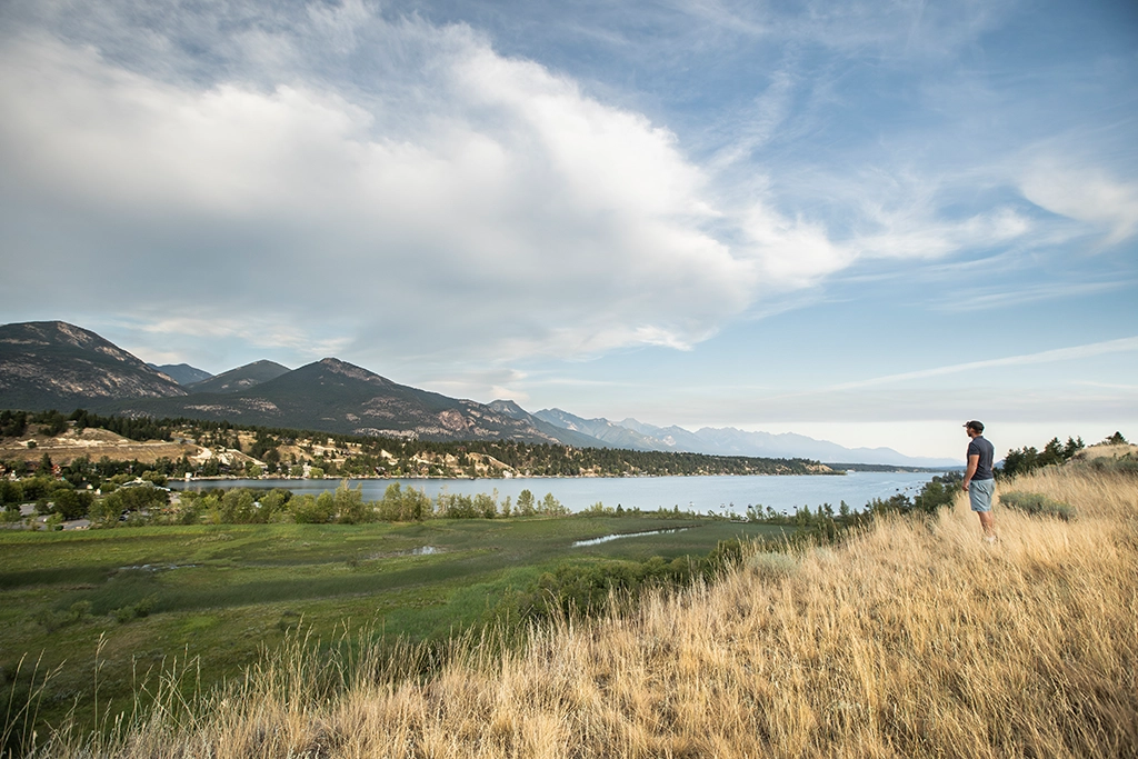 Blick über die Columbia Wetlands und den Windermere Lake bei Invermere in den Kootenay Rockies.
