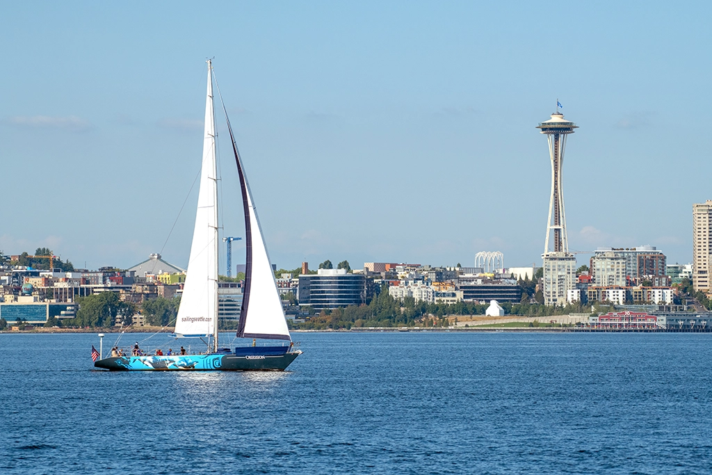 Segelboot vor der Skyline von Seattle mit Space Needle im Hintergrund.