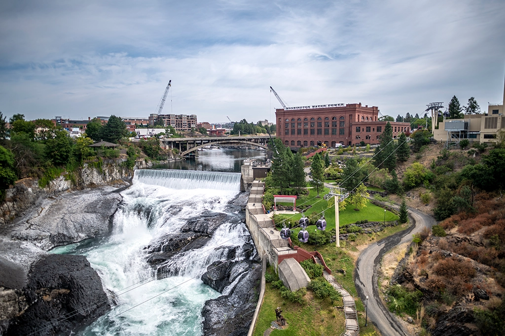 Spokane Falls mit Wasserfall, Brücke und Washington Water Power Building in Spokane.