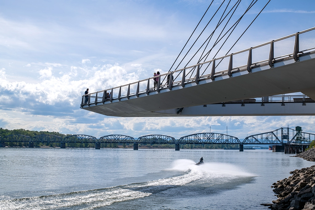 Moderne Fußgängerbrücke über dem Columbia River bei Vancouver, Washington.