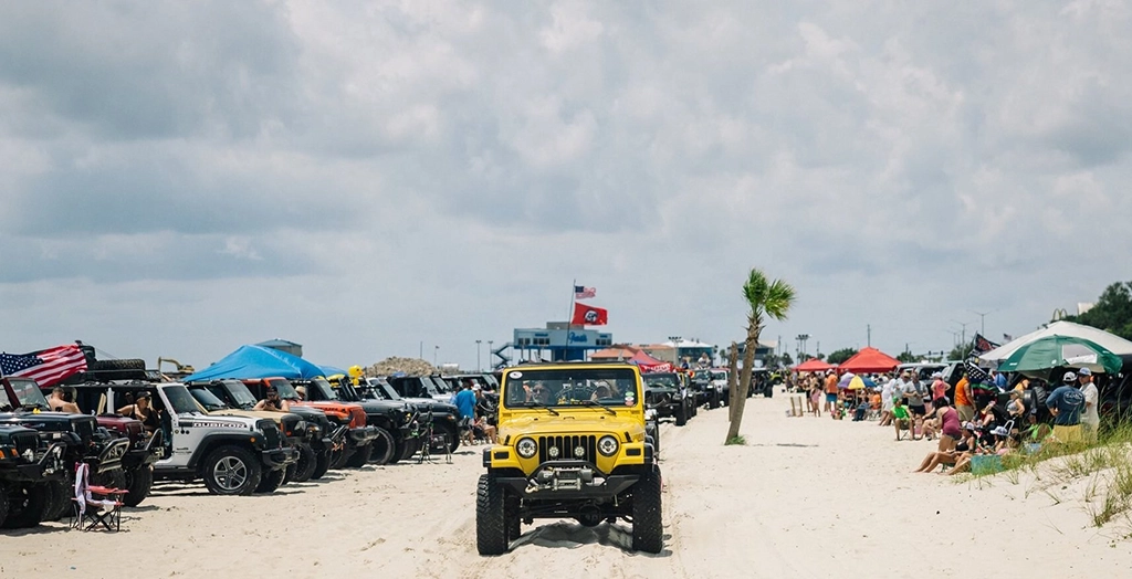 Zahlreiche Jeeps und Strandbesucher beim Jeep-Event am Strand von Coastal Mississippi