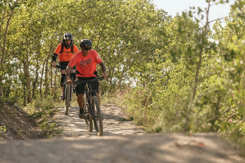 Mountainbiker auf einem Trail in der Nähe von Calgary, Alberta.