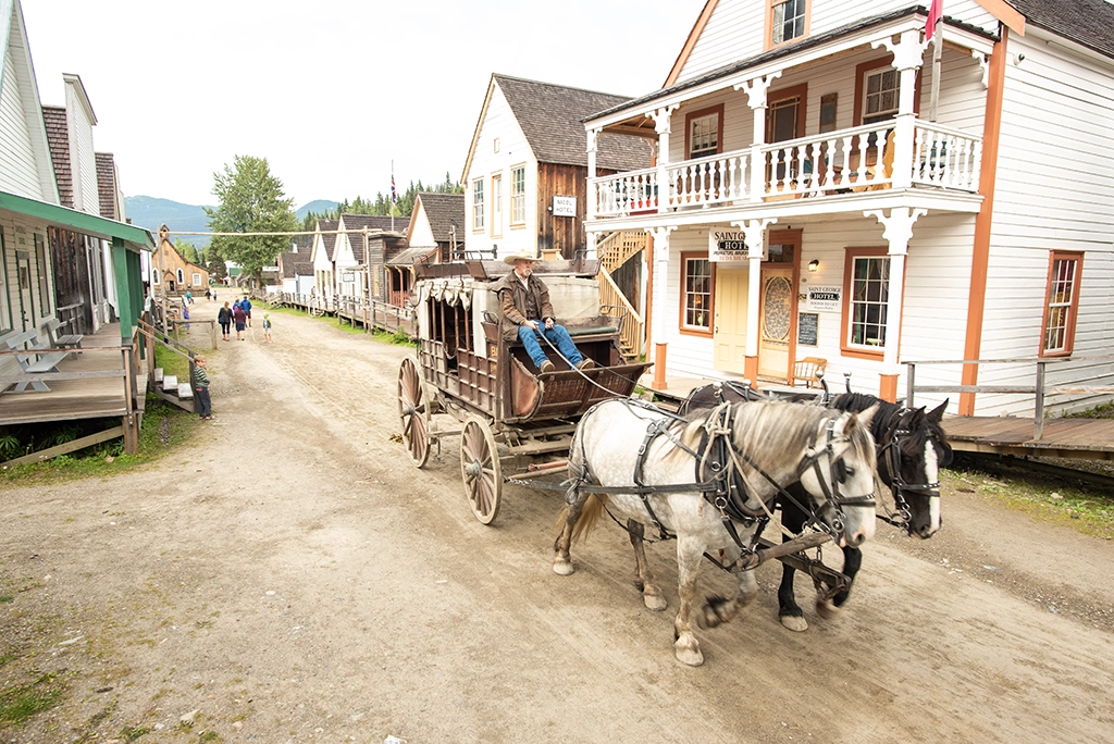 Pferdekutsche fährt durch die historische Goldgräberstadt Barkerville in British Columbia.