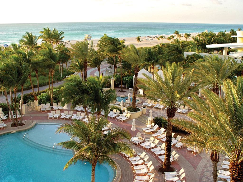 Poolbereich mit Blick auf den Strand im Loews Hotel Miami Beach