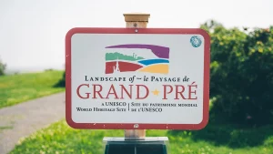 Schild der UNESCO-Welterbestätte Landscape of Grand-Pré in Nova Scotia.