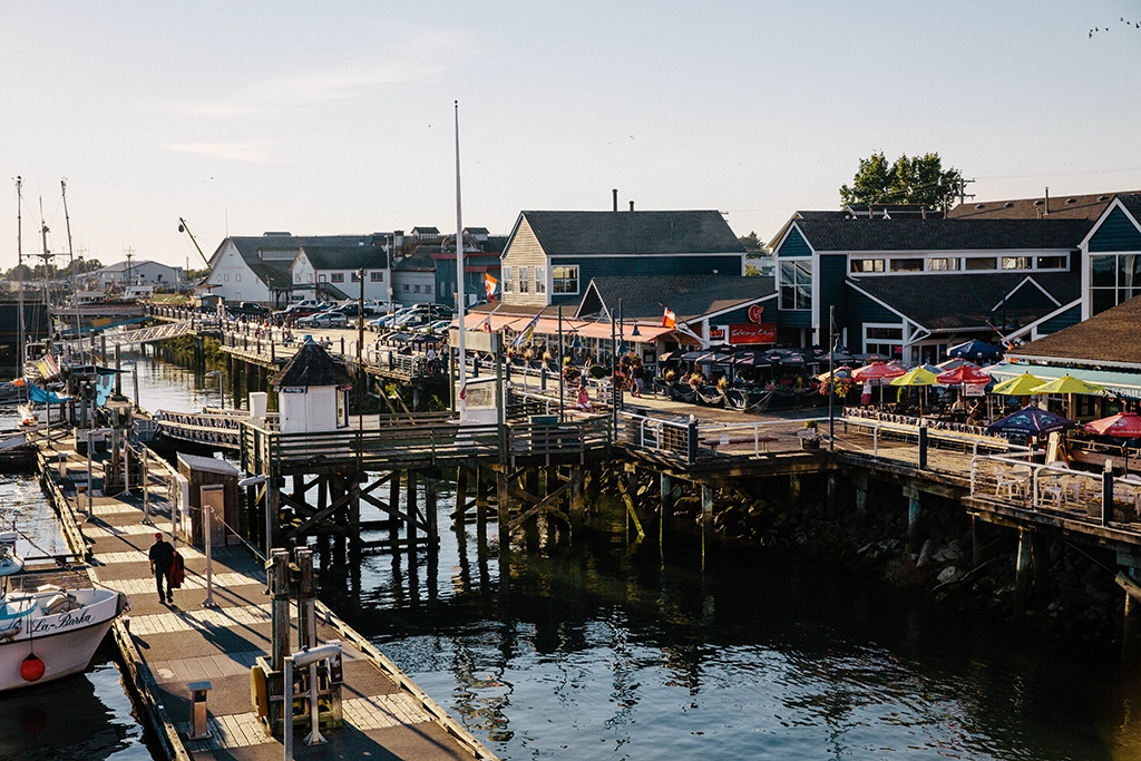 Restaurants und Bars entlang der Uferpromenade von Steveston Village bei Richmond.