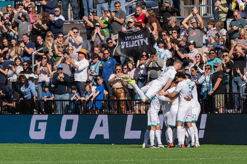 Spielszene mit Torjubel von Spokane Velocity vor Fans im Stadion in Washington State.