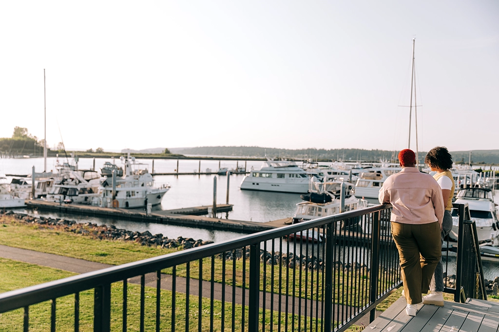 Zwei Personen mit Blick auf Yachthafen in Everett im Metro Puget Sound.