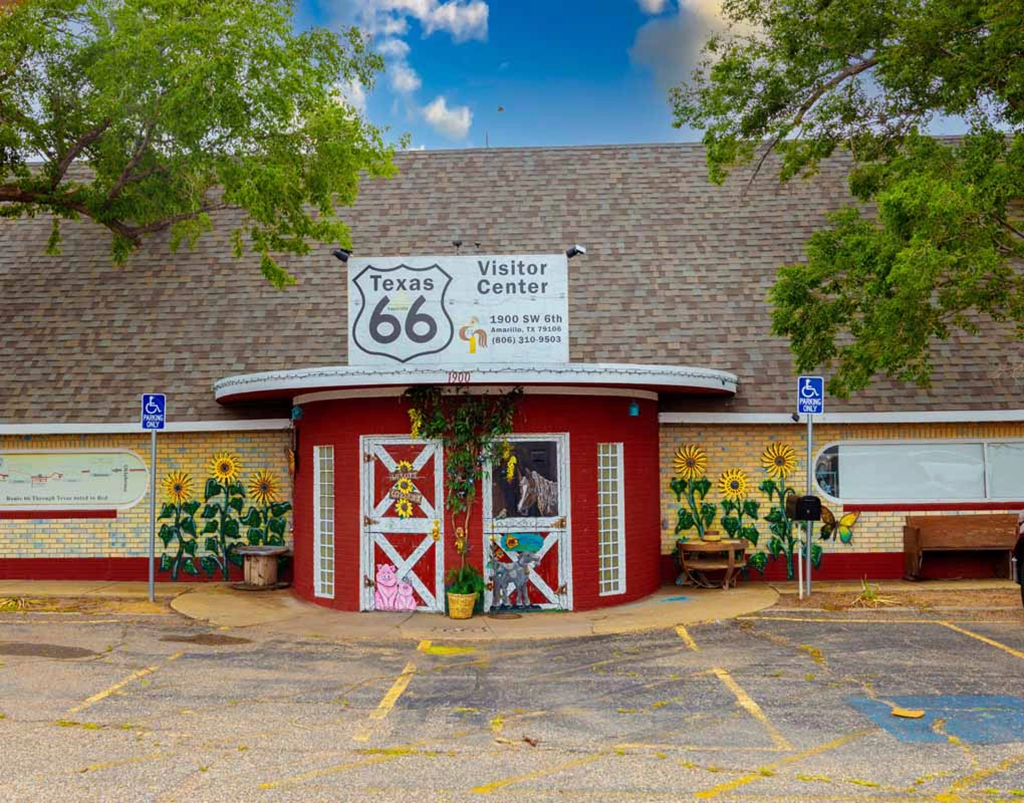 Texas Route 66 Visitor Center in Amarillo mit bemalter Fassade entlang der historischen Route 66.
