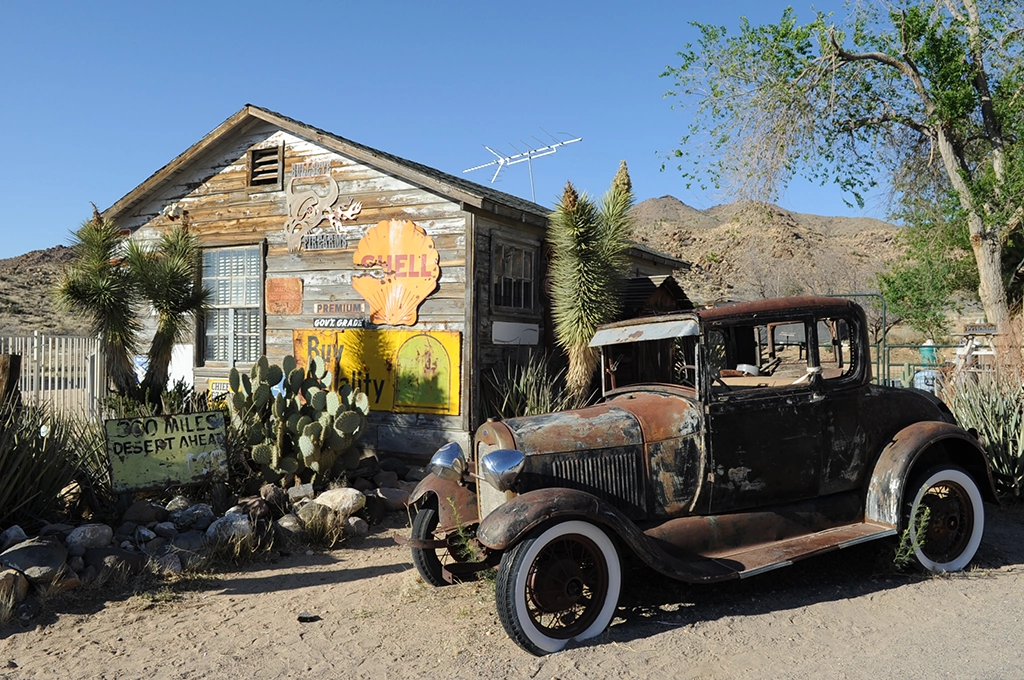 Verlassene Tankstelle mit Oldtimer in der Wüste entlang der Route 66 in Arizona.