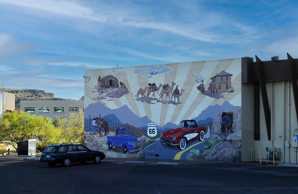 Wandgemälde zur Geschichte der Route 66 an einer Gebäudefassade in Arizona.