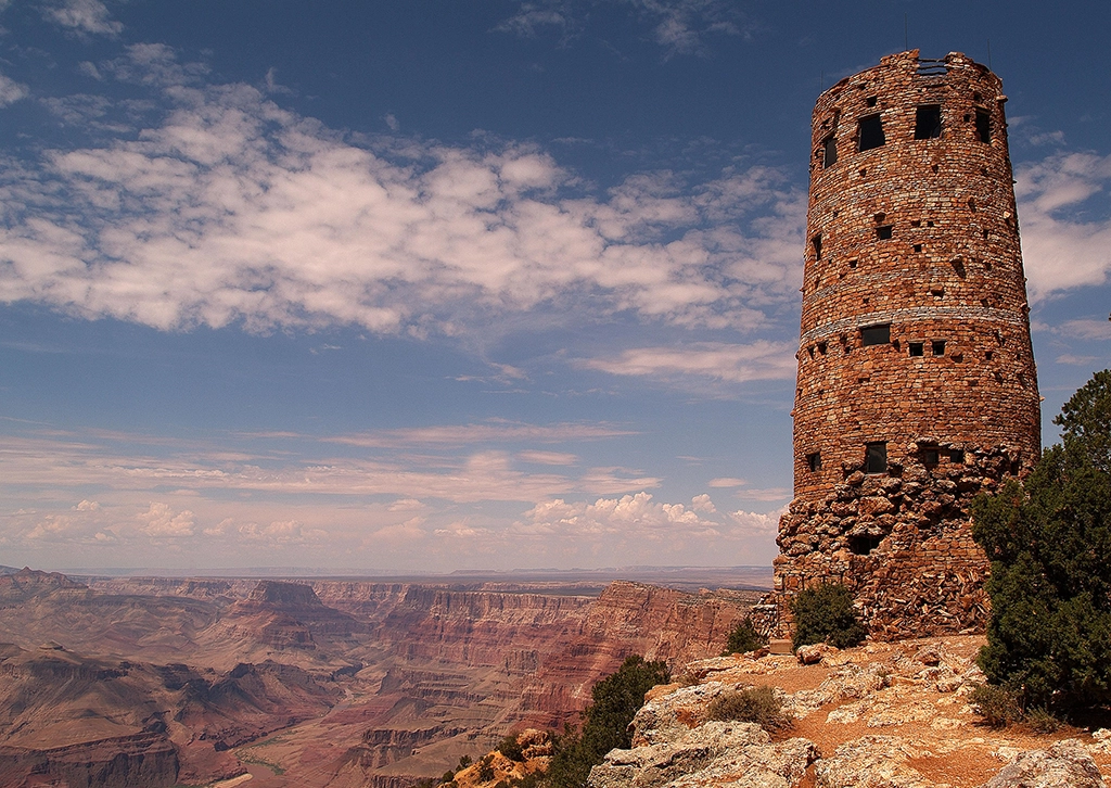 Desert View Watchtower am Grand Canyon mit Blick über die Schlucht des Colorado River in Arizona.