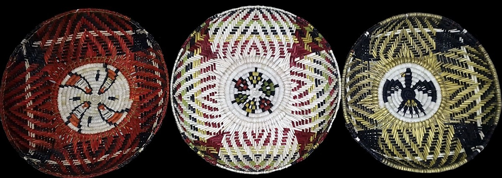 Traditionelle Hopi-Körbe mit geometrischen Mustern aus der Iskasokpu Gallery in Second Mesa, Arizona.