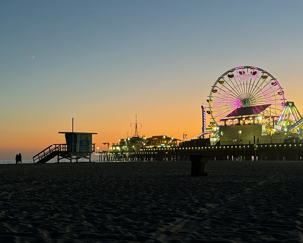 Santa Monica Pier mit Riesenrad bei Sonnenuntergang an der Pazifikküste.