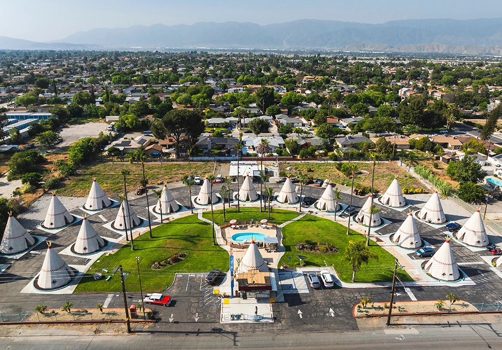 Luftaufnahme des Wigwam Motel an der Route 66 in San Bernardino, Kalifornien.
