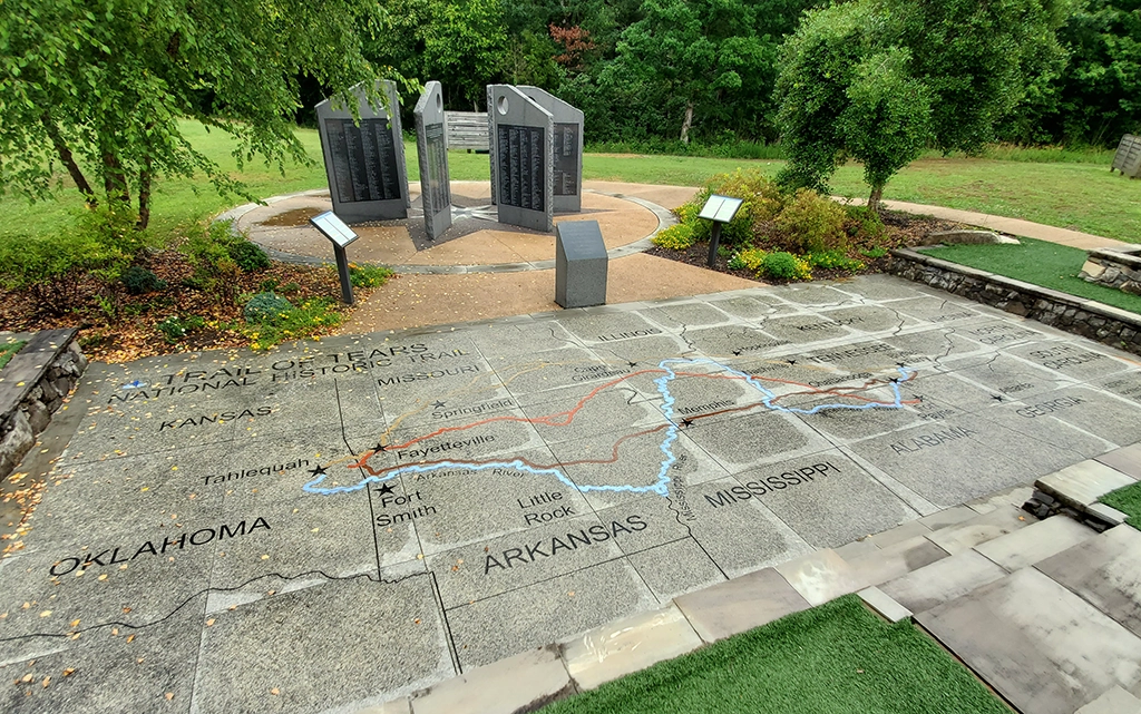 Gedenkstätte zum Trail of Tears mit Karte der Zwangsumsiedlung der Cherokee.