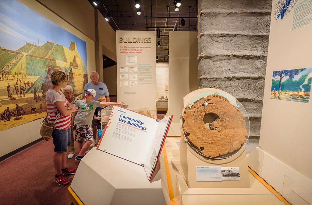 Besucher im Museum der Cahokia Mounds State Historic Site in Illinois.