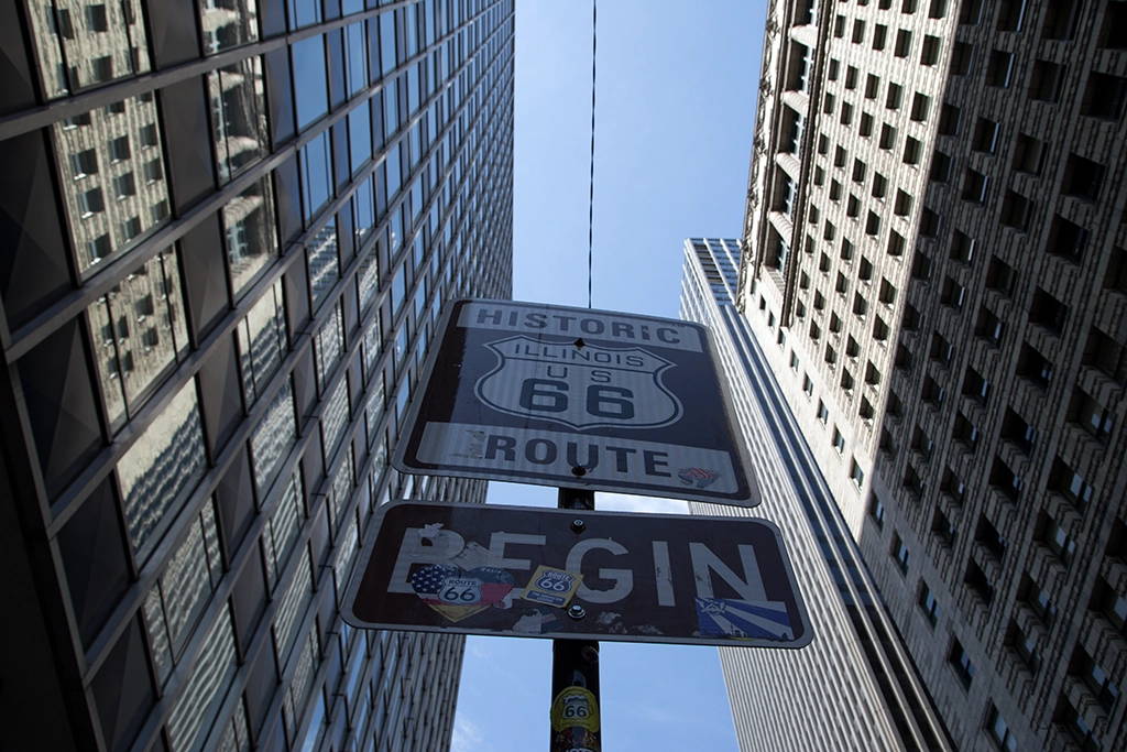 Historic Route 66 Startpunkt in Chicago zwischen Hochhäusern.