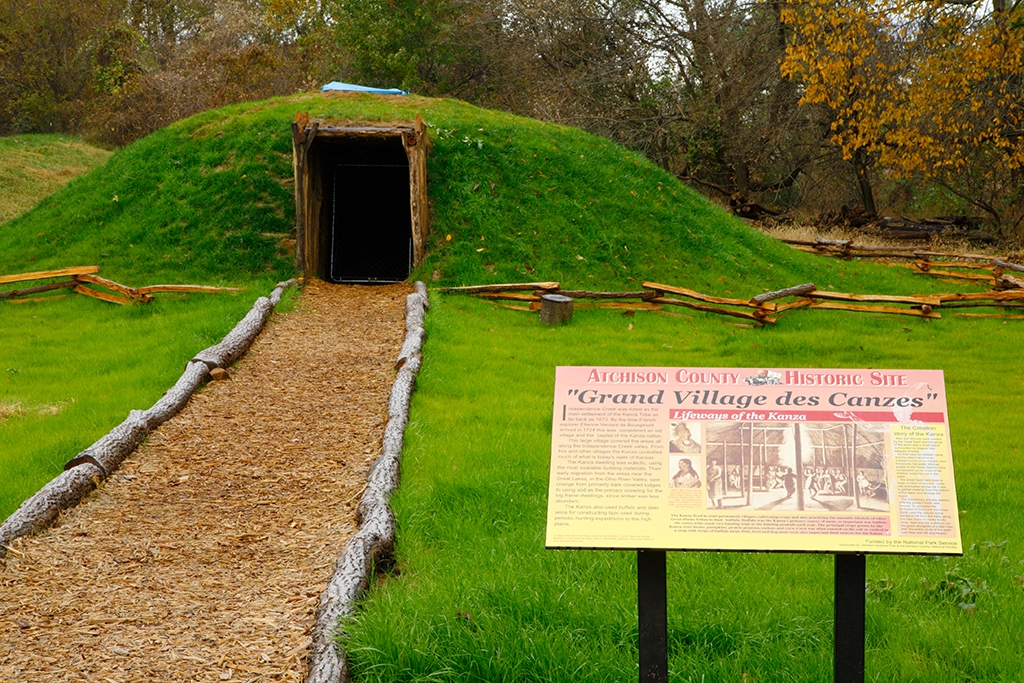 Rekonstruktion einer Kanza-Erdhütte im Independence Park in Atchison, Kansas.