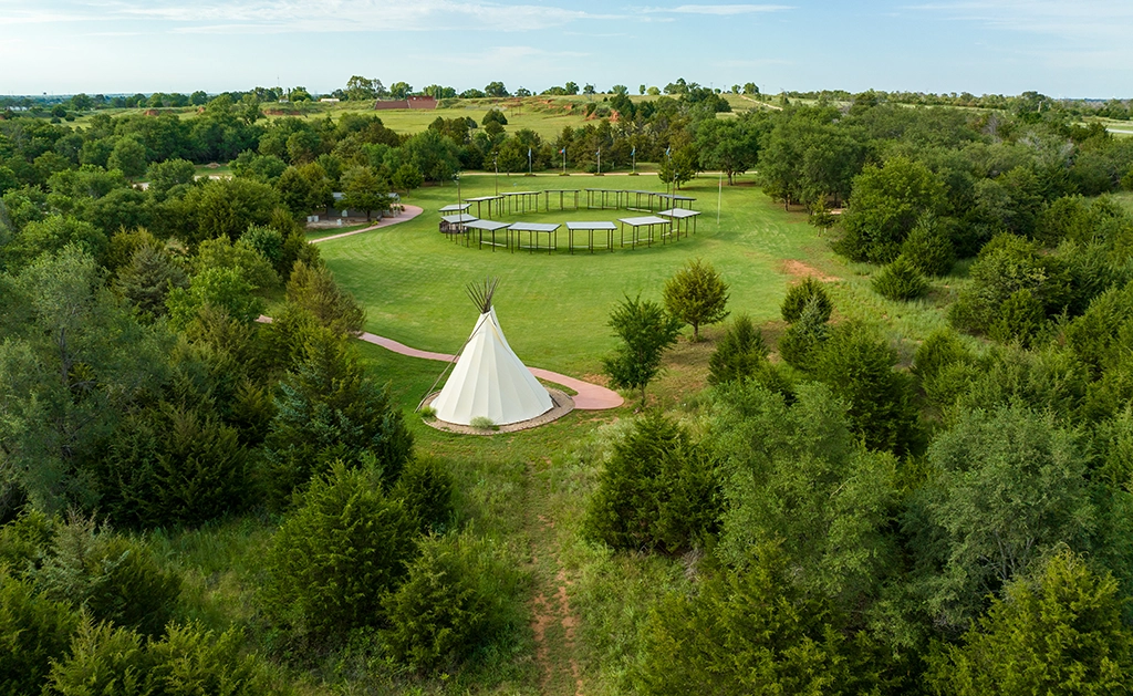Powwow Grounds in Medicine Lodge, Kansas, mit Tipi und Zeremonienkreis.