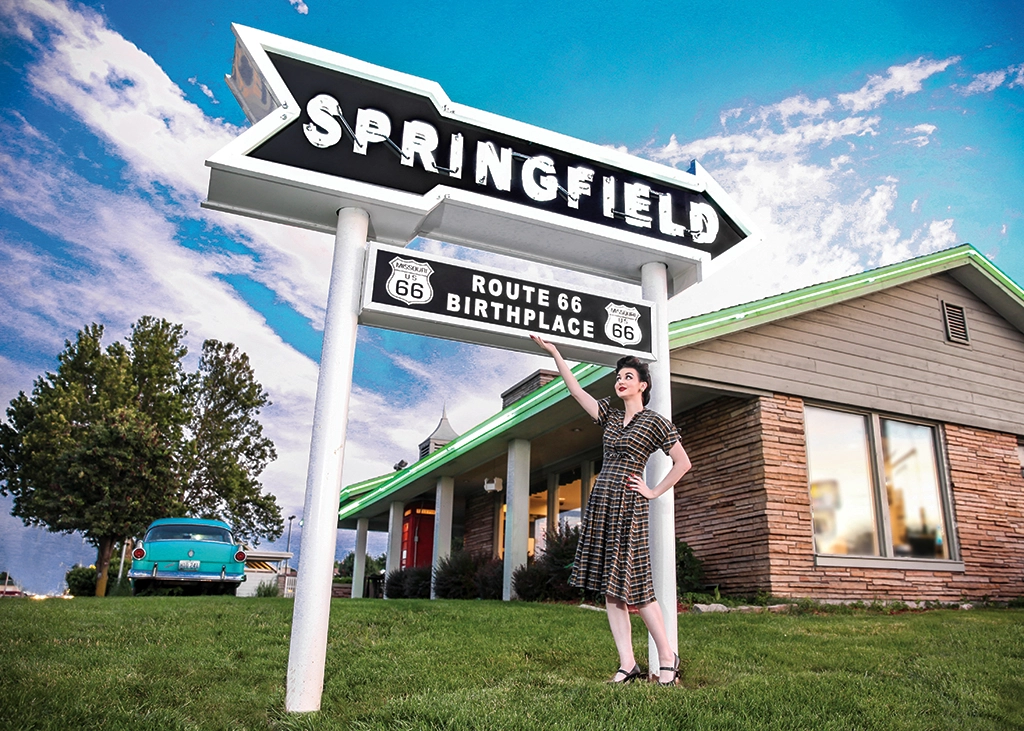 Retro-Schild „Springfield – Route 66 Birthplace“ vor dem Rail Haven Motel in Springfield, Missouri.