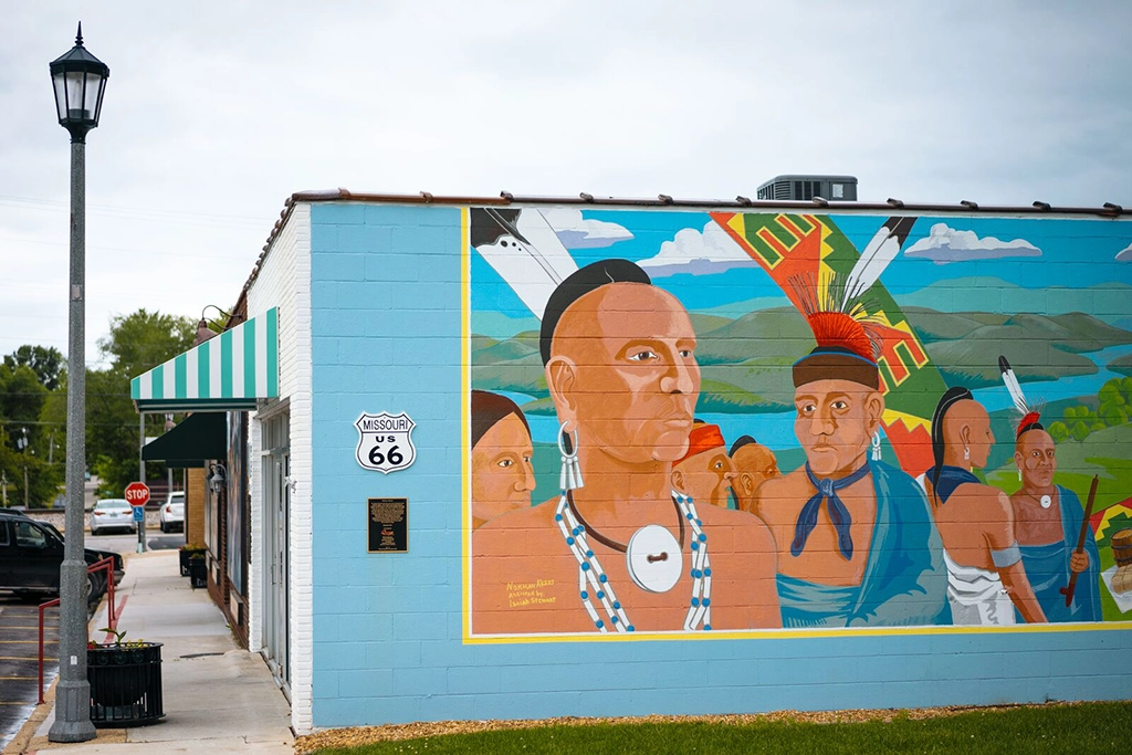 Wandgemälde indigener Motive entlang der Route 66 in Cuba, Missouri.
