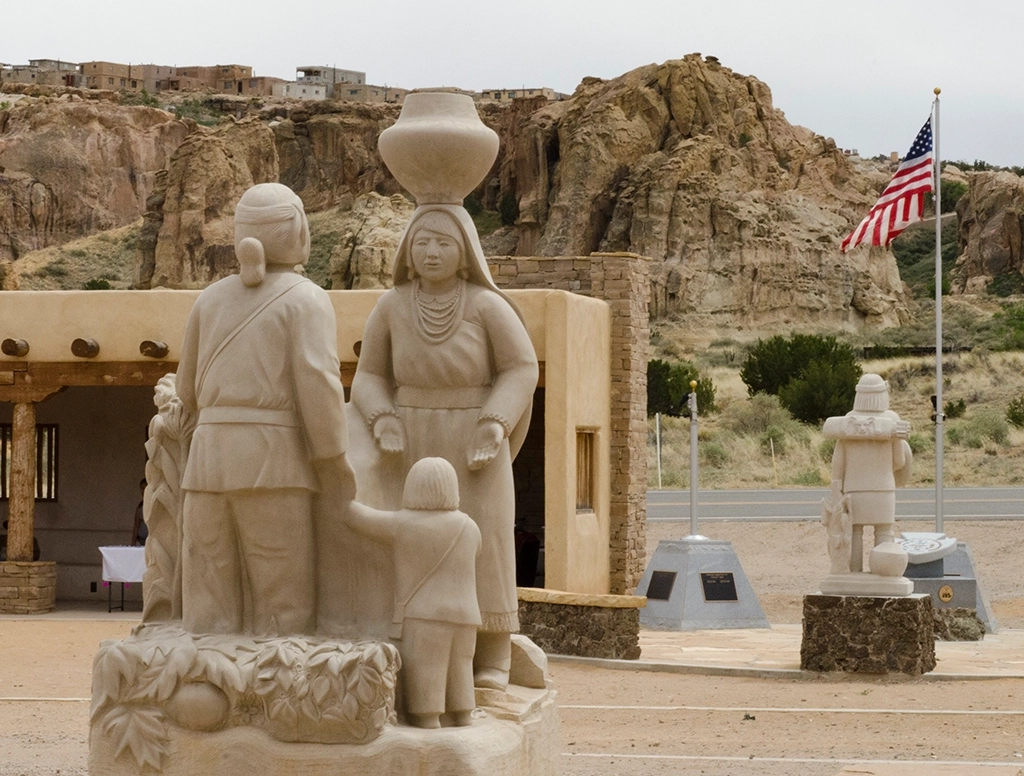Skulpturen indigener Figuren vor dem Sky City Cultural Center am Acoma Pueblo in New Mexico.