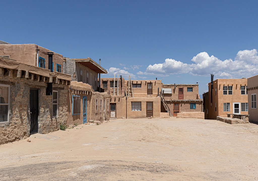 Lehmhäuser im historischen Dorf Acoma Pueblo auf einem Mesa in New Mexico.