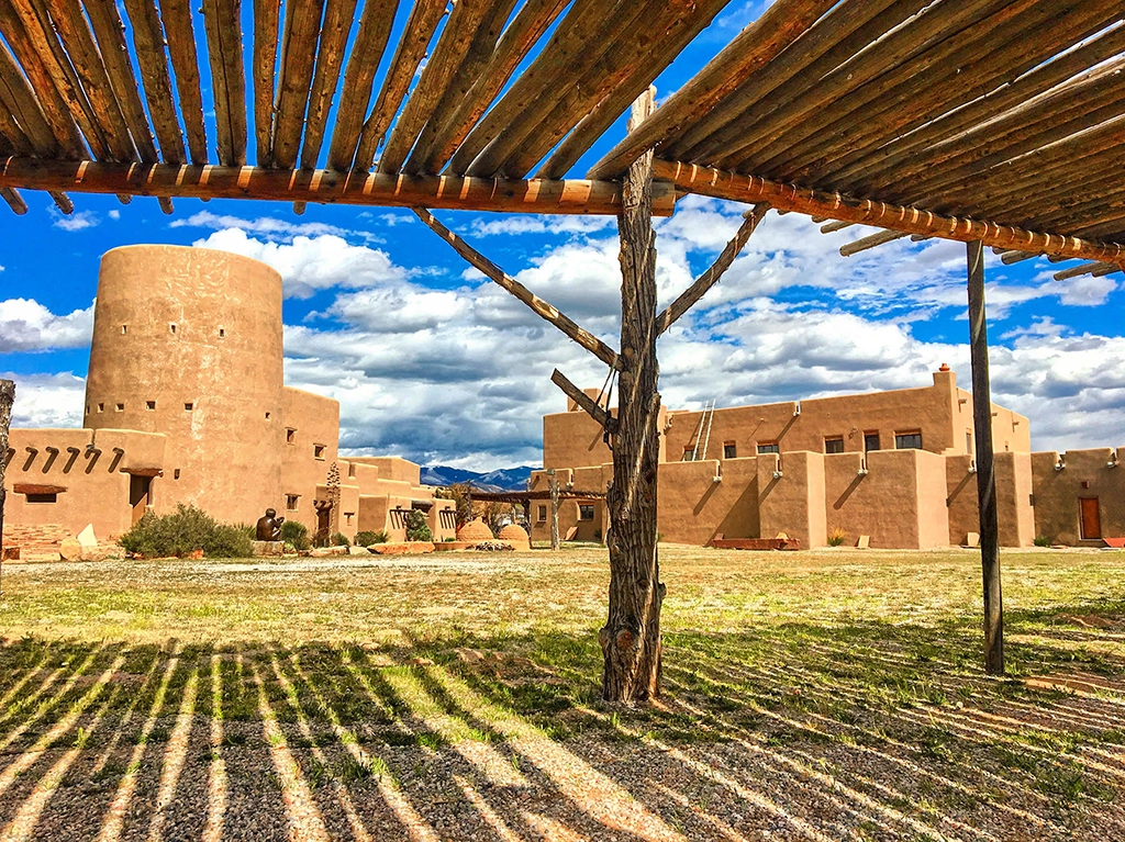 Poeh Cultural Center der Pueblo of Pojoaque in New Mexico mit traditionellen Adobe-Gebäuden.