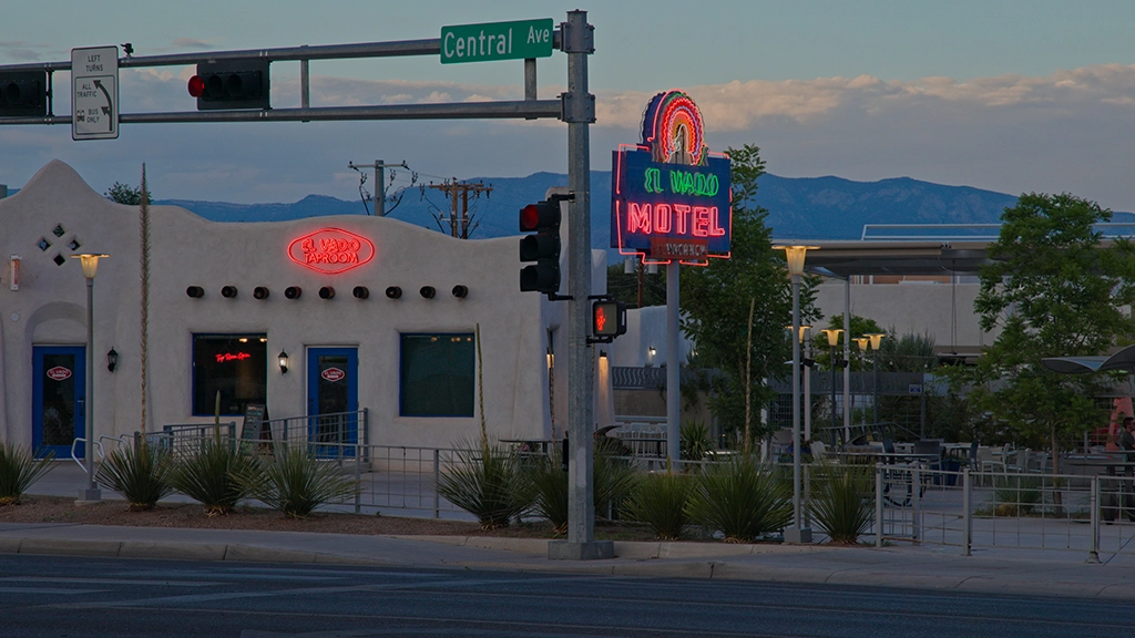 Neonschild des historischen El Vado Motel an der Central Avenue entlang der Route 66 in Albuquerque, New Mexico.