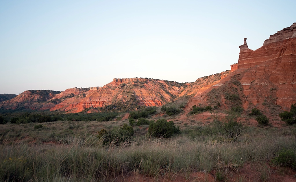Lighthouse Rock im Palo Duro Canyon State Park in Texas bei Sonnenuntergang.