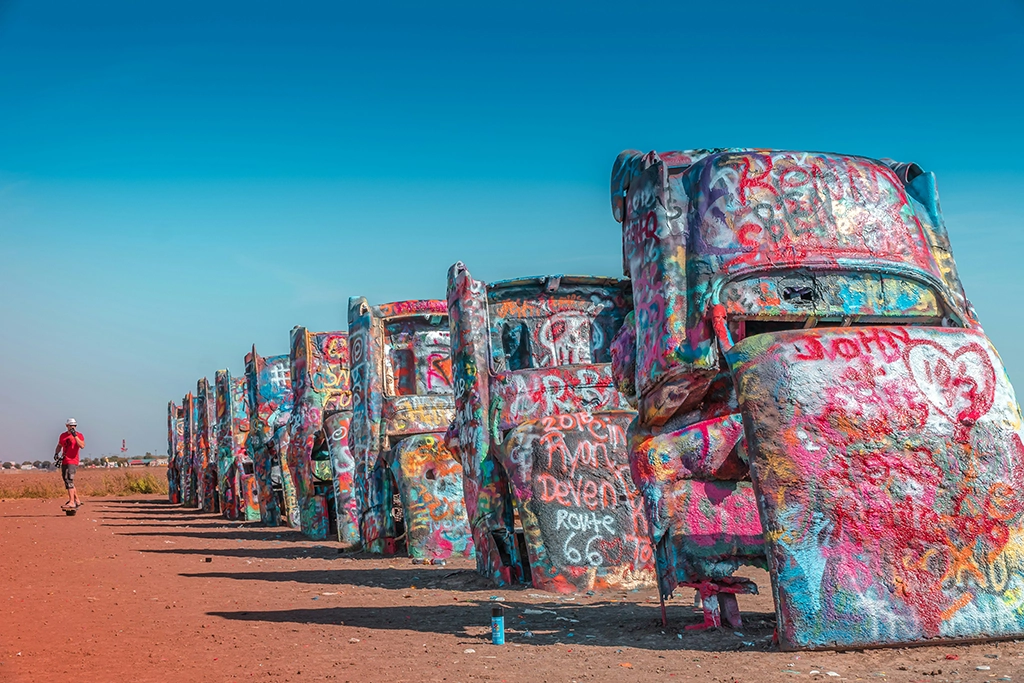 Cadillac Ranch Kunstinstallation nahe Amarillo an der Route 66 mit bunt besprühten Autos.