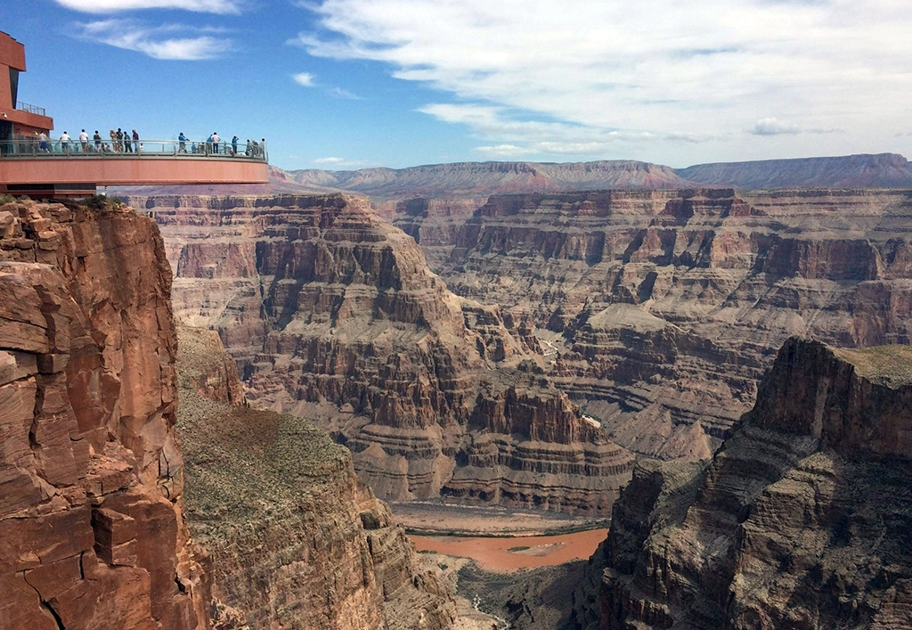 Besucher auf dem Skywalk am Grand Canyon West im Gebiet der Hualapai Nation in Arizona.