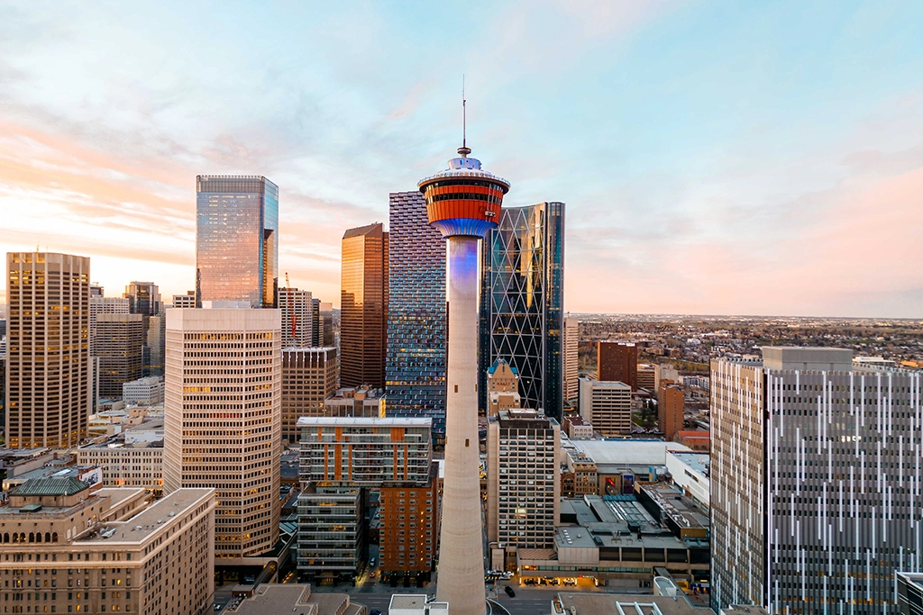 Calgary Tower mit Blick auf die Skyline der Stadt