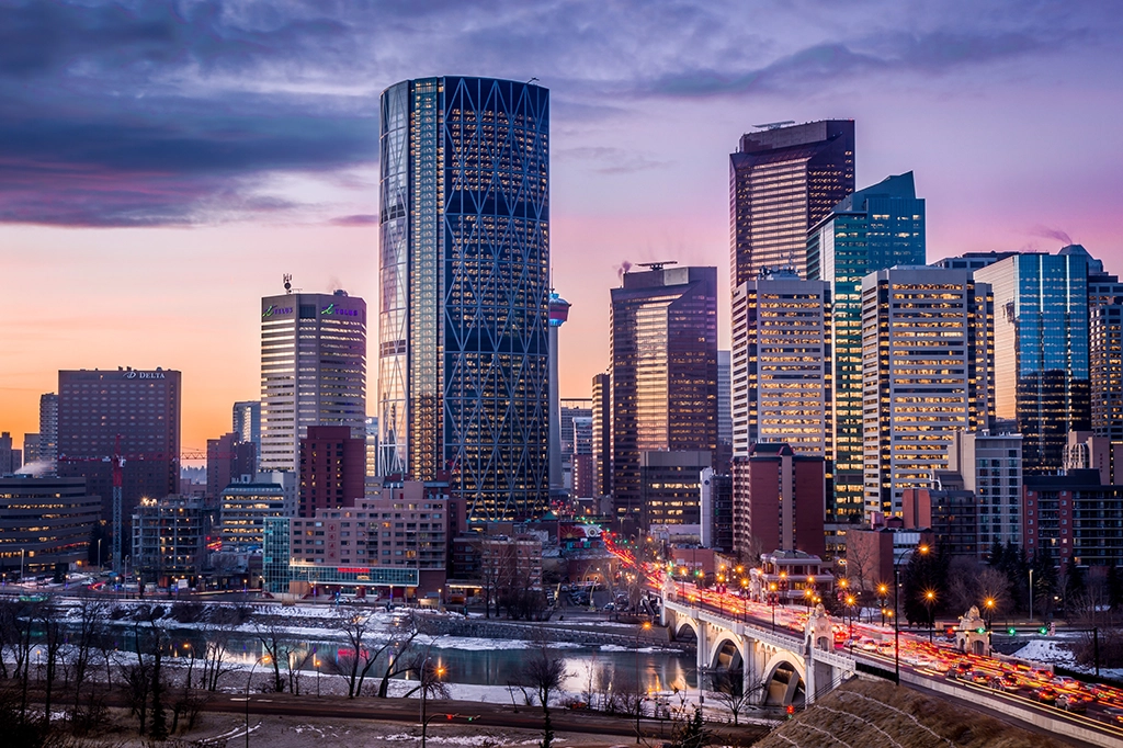 Skyline von Calgary bei Sonnenuntergang mit Hochhäusern und Fluss