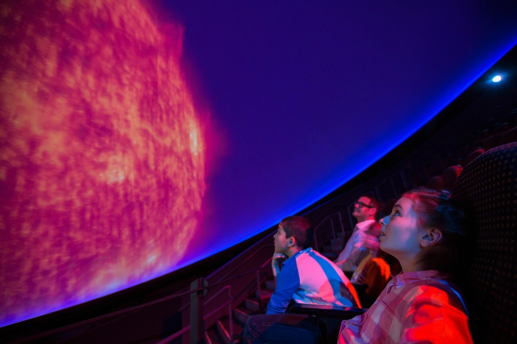 Besucher im Planetarium des TELUS Spark Science Centre in Calgary