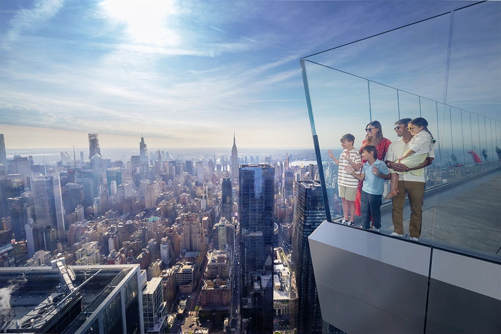 Familie auf gläserner Aussichtsplattform mit Blick über Manhattan