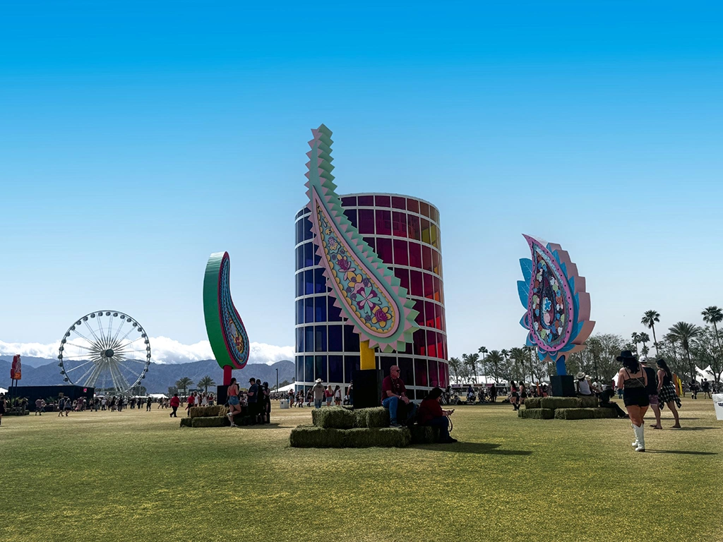 Festivalgelände mit Kunstobjekten und Riesenrad beim Stagecoach Festival in Kalifornien