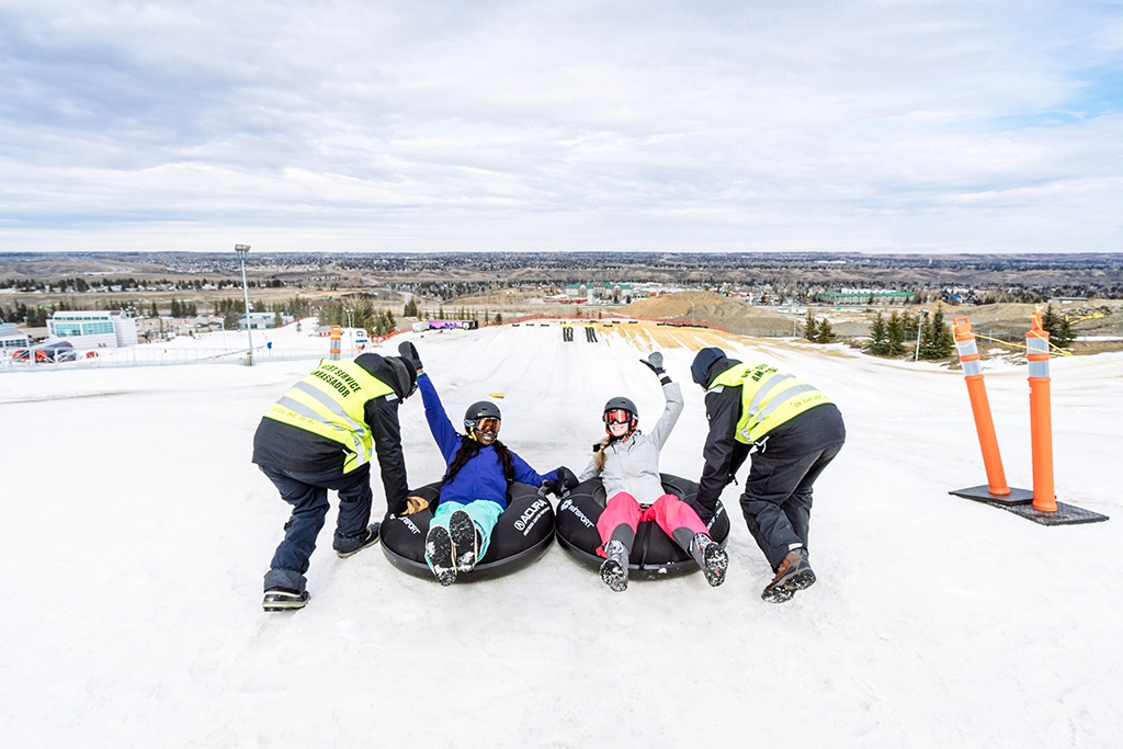 Snowtubing auf einer Piste im WinSport Park in Calgary