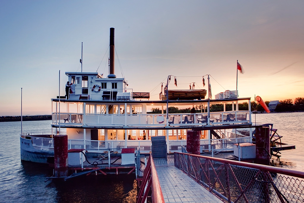 Historisches Dampfschiff am Anleger im Heritage Park in Calgary