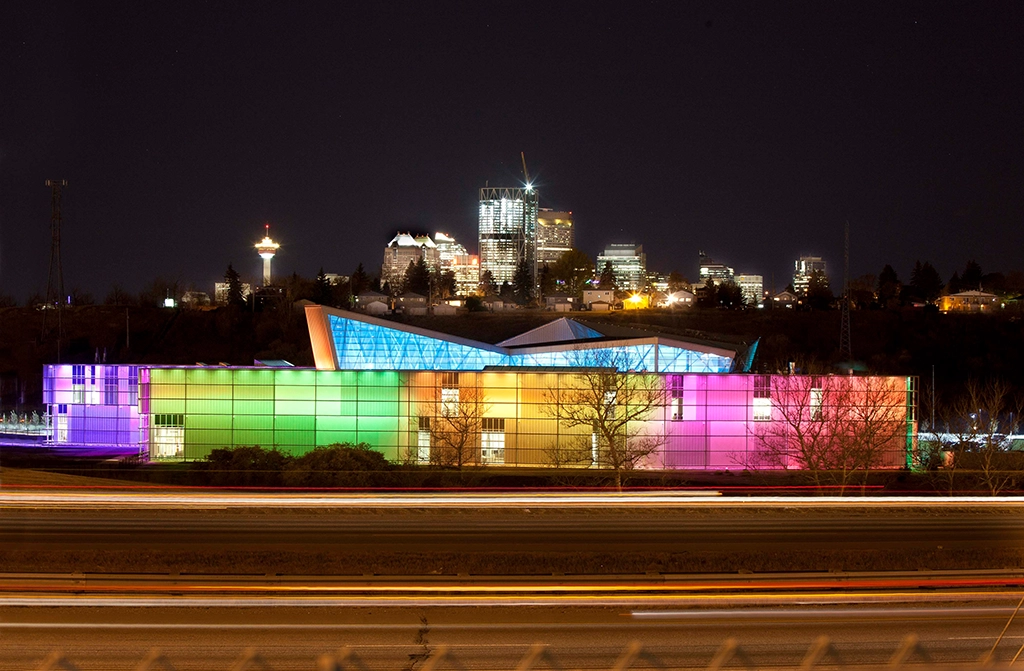 TELUS Spark Science Centre in Calgary mit farbiger Beleuchtung bei Nacht