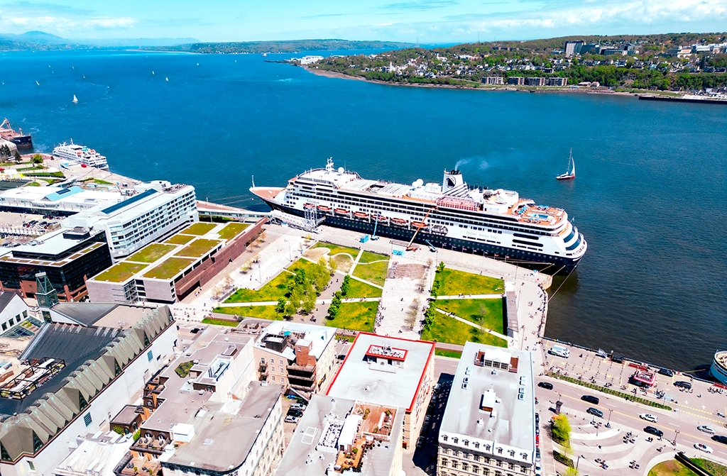 Kreuzfahrtschiff am Terminal im Hafen von Québec City am Sankt-Lorenz-Strom