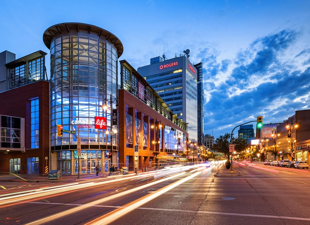 Canada Life Centre Arena in Winnipeg bei Nacht mit Stadtverkehr