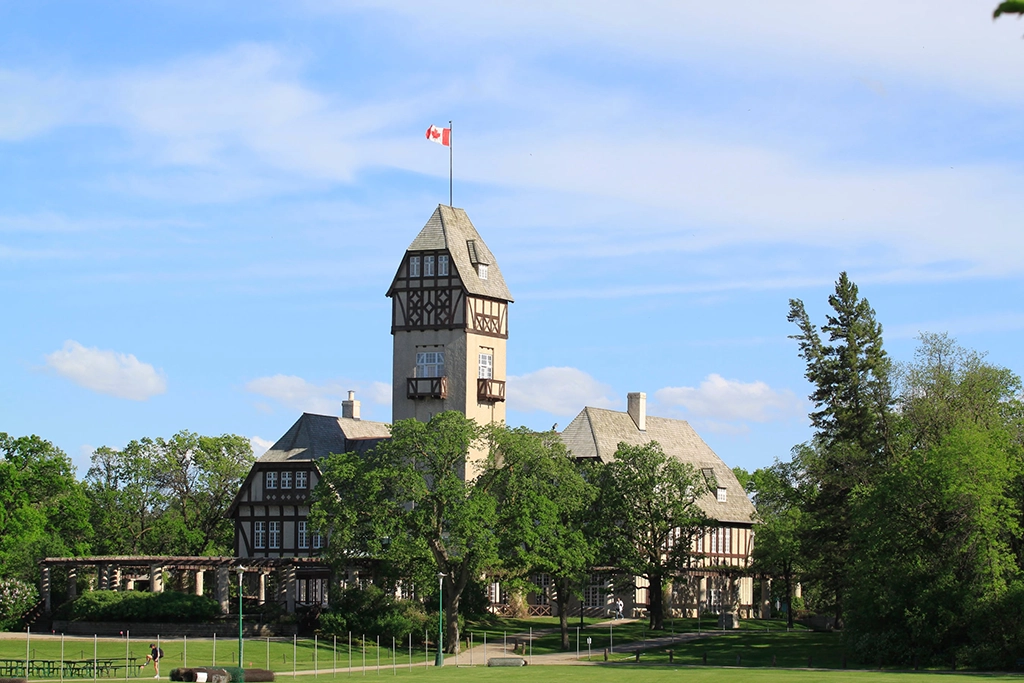 Assiniboine Park Pavilion in Winnipeg mit historischer Architektur und Parkanlage