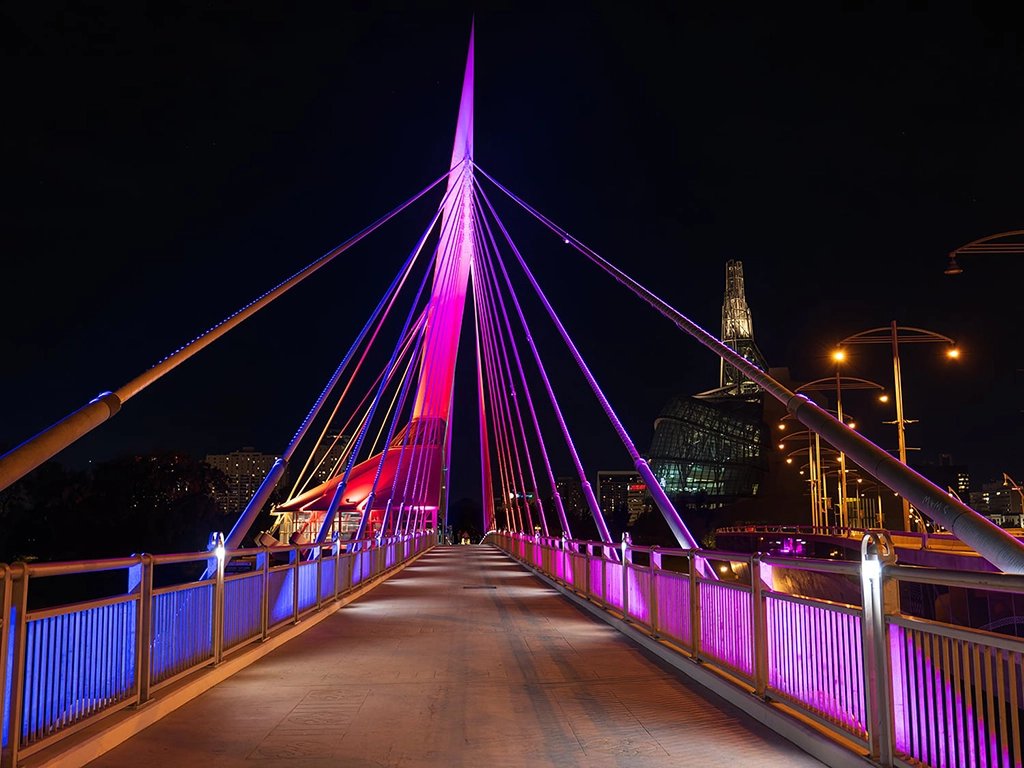 Esplanade Riel Brücke in Winnipeg bei Nacht mit Beleuchtung