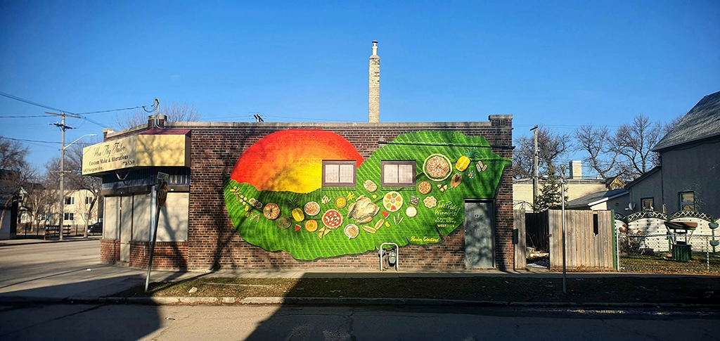 Buntes Wandbild mit Lebensmitteln auf Backsteinwand in Winnipeg