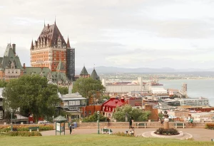 Panoramablick auf Québec City mit Château Frontenac und Promenade