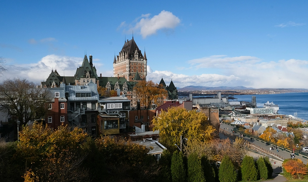Château Frontenac und Altstadt von Québec City mit Blick auf den Sankt-Lorenz-Strom