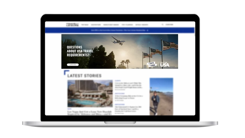 Laptop mit Website zu Einreiseinformationen und Reiseanforderungen für die USA.